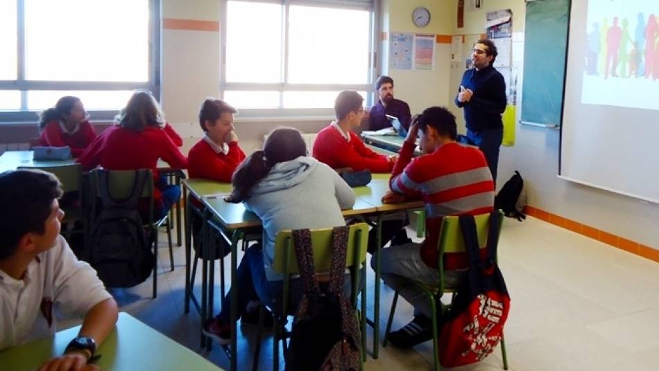 Alumnos en un aula atentos a las explicaciones para comenzar a jugar a Vía-Vida